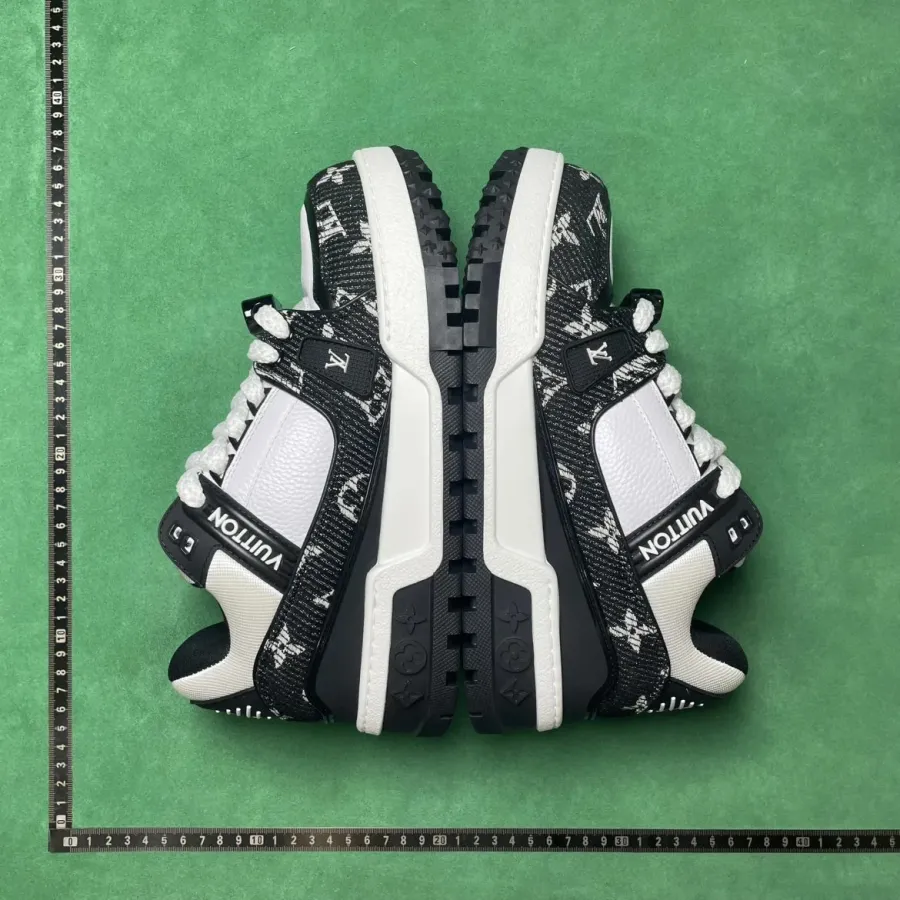 Louis Vuitton BD 2 Embossed Printed Durable Low-Top Sneakers
